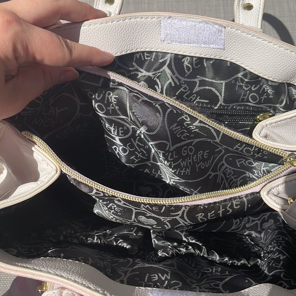 Unique Betsey Johnson Baby Pink Flower Purse - Picture 10 of 16